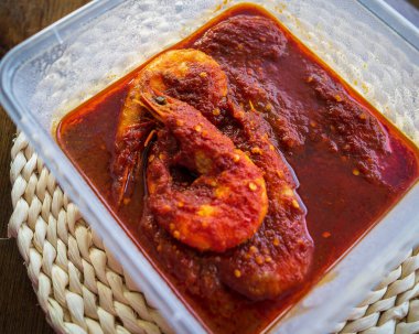 Malezya ya da Endonezya yemeği Sambal Karidesi. Pakette karides ya da karides tadı var..