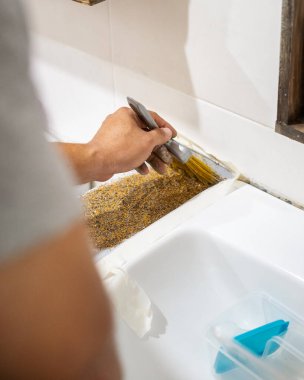 Renkli pullu döşeme desenli arka plan. Renkli pullar reçine döşemeyi pratik olduğu kadar güzel de yapar. Beton zemin, pul taşı serpiştirilmiş ve pürüzsüz..