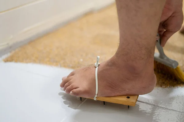 Nohy Malířskými Dřevěnými Botami Nehty Pro Samonasazování Epoxidu Pozadí Podlahy — Stock fotografie
