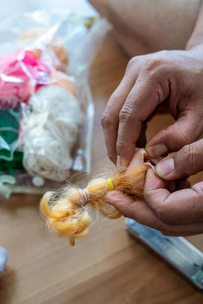 Närbild Ovanifrån Den Kreativa Processen Att Plast Docka Huvud Konst — Stockfoto