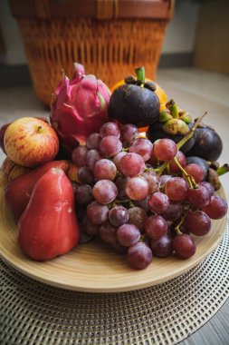 Taze meyve. Çeşitli renkli tropikal meyveler. Temiz ve sağlıklı yemek.