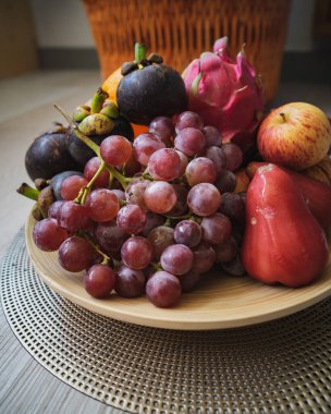 Taze meyve. Çeşitli renkli tropikal meyveler. Temiz ve sağlıklı yemek.