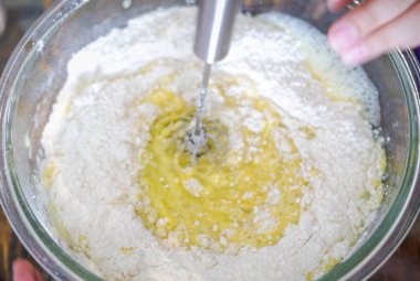 Bulanık, karıştırma odağı dışında ya da kek, kek ya da krep için hamur.