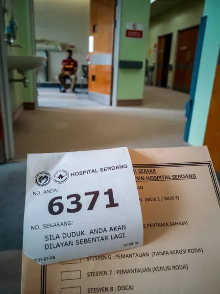 马来西亚Selangor 2021年7月6日 Serdang医院附有队列号码的疫苗接种文件 — 图库照片