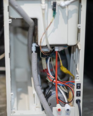 Kuala Lumpur, Malezya - 10 Temmuz 2021 Su filtresi evde değişiyor.