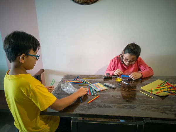 Una Giovane Ragazza Sta Costruendo Bastoni Plastica Colorati Con Pistola — Foto Stock