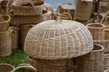 Rattan yemek örtüsü, el yapımı doğal ürünler. Çevre dostu ve sürdürülebilir konsept.