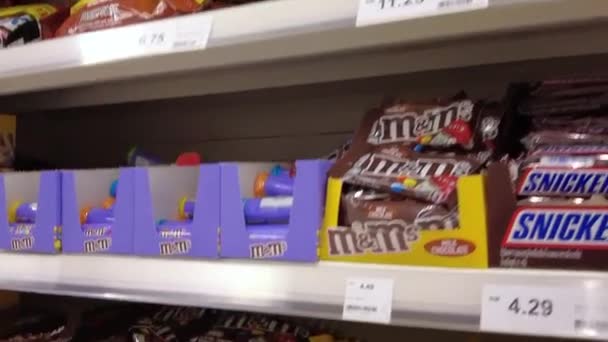 马来西亚色兰哥市 2021年5月12日4K慢动作Pov的M M糖果包装超级市场 — 图库视频影像