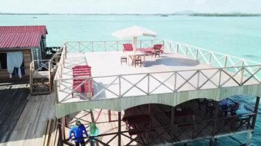 Semporna, Malezya - 24 Kasım 2019 Egang 'daki mutlu çift - Egang Water dağ evi.