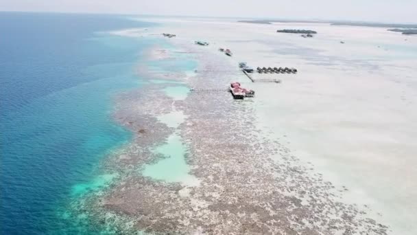 Vista Aérea Del Complejo Acuático Rodeado Arrecifes Coral Semporna Sabah — Vídeos de Stock