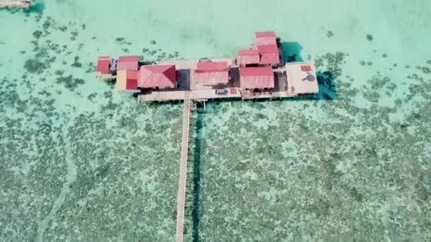 Vista Aérea Del Complejo Acuático Rodeado Arrecifes Coral Semporna Sabah — Vídeo de stock