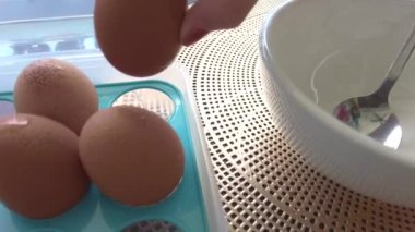 Oda sıcaklığında kahverengi yumurtalar kaseye kırılıyor..