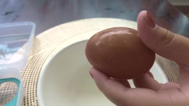 Yumurtayı Kaseye Kırıyor Içine Yumurta Kabukları Düşüyor Özgün Ses — Stok video