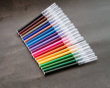 Koyu arkaplanda renkli işaretler var. Eğitim, öğrenim, yaratıcılık, sanat ve zanaat kavramı.