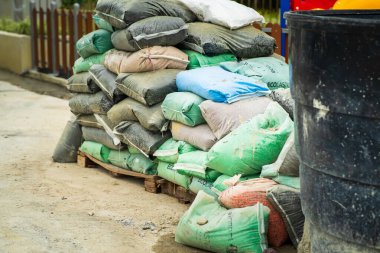 Kuala Lumpur, Malezya - 22 Ocak 2021: Ekolastik Poşetler. Yapılandırılmış Çatı Kırıntılarını Korumak İçin Su Bazlı, Asbestsiz Tedavi.