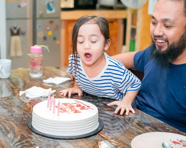 Junges Asiatisches Mädchen Mit Bärtigem Vater Feiert Geburtstag Gemeinsam Hause — Stockfoto
