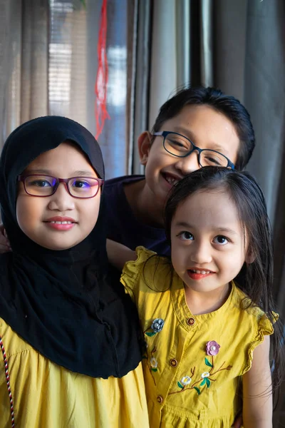 Crianças Muçulmanas Asiáticas Irmãs Irmãos Crianças Felizes Durante Ramadã Eid — Fotografia de Stock