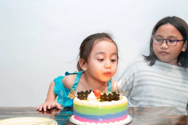 Menina Está Soprando Velas Seu Bolo Aniversário Celebrar Casa Durante — Fotografia de Stock