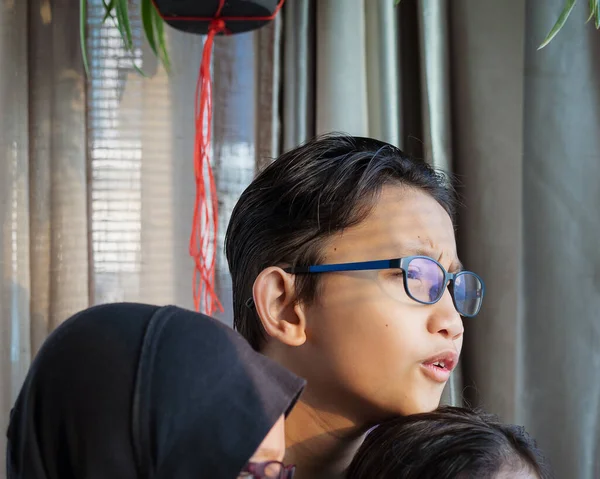 Gözlüklü Genç Bir Çocuğun Portresi Yüzünde Güneş Işığıyla Uzaklara Bakıyor — Stok fotoğraf