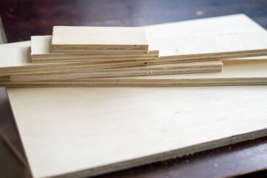 Ahşap çalışıyor. Kaliteli kereste, kullanıma hazır..