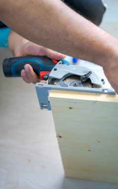 El yapımı solucan sürücüsü dairesel testere kesme tahtaları. DIY, kendin yap yenileme projesi.