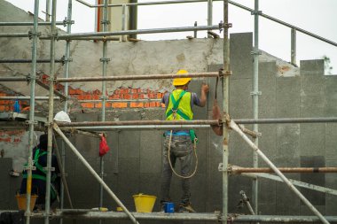 Kuala Lumpur, Malezya - 22 Ocak 2021: inşaat işçisi.