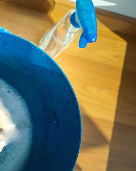 Emmer Met Reinigingsmiddelen Blauwe Spuitfles Houten Ondergrond Met Kopieerruimte — Stockfoto