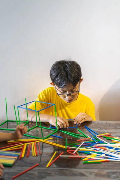 Menino Está Construindo Varas Plásticas Coloridas Com Pistola Cola Diversão — Fotografia de Stock