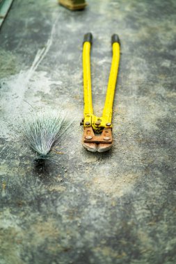 İnşaat alanında yerde cıvata keskisi var..