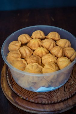 Kuih Bahulu, baulu ya da bolu konteynırda. Özel alüminyum kalıplarda pişirilen sünger keki popüler Malezya ve Endonezya 'da Asya geleneği olarak bilinir..
