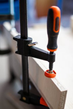 Ahşap çalışıyor. Kaliteli kereste, kullanıma hazır. Keresteye tutunma.