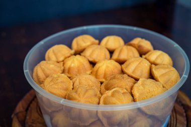 Kuih Bahulu, baulu ya da bolu konteynırda. Özel alüminyum kalıplarda pişirilen sünger keki popüler Malezya ve Endonezya 'da Asya geleneği olarak bilinir..