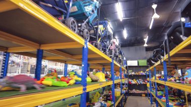 Çocuk oyuncakları ve bebek arabası satan kullanılmış, sevilen ya da paket dükkanının içinde..