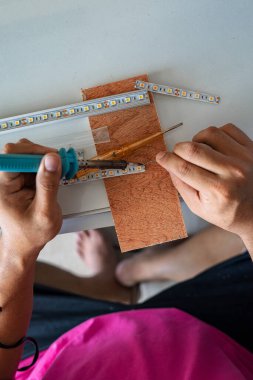 Elektronik işler için lehim ya da kaynak LED şeritleri. Liderli bir şerit için bağlantı kuruyor.