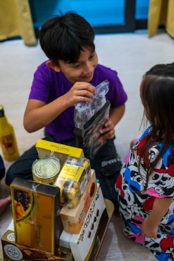 Kuala Lumpur, Malezya - 3 Mayıs 2021: Aidilfitri Aile Açılışı, Malezya 'da çeşitli yiyecekler ile süslenmiş büyük engeller.