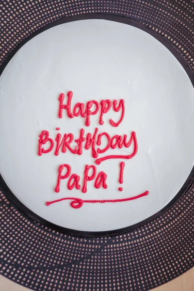 お父さんの誕生日ケーキはテーブルの上に Happy Birthday Papa と書いてあります ケーキの上でろうそくを燃やす — ストック写真