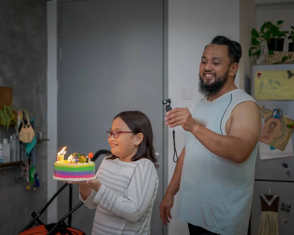 Menina Segurando Bolo Com Velas Para Surpreender Alguém Com Mão — Fotografia de Stock