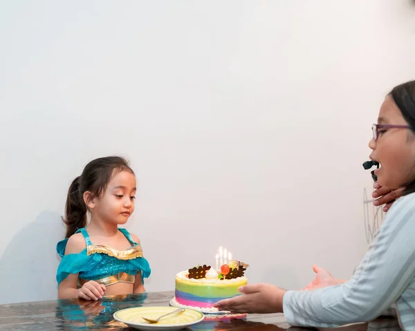 自宅で小さな女の子に驚きの誕生日ケーキ 隔離中の家族と家で誕生日を祝う — ストック写真