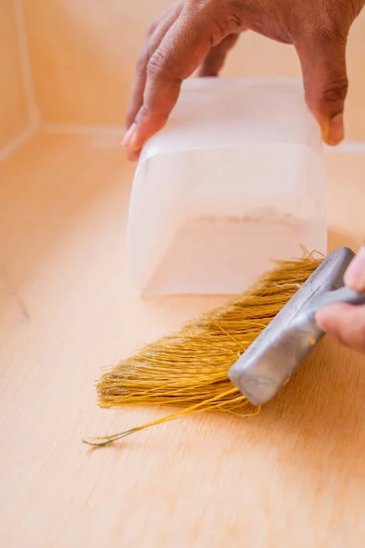 Close Mão Masculina Brooming Caixa Madeira Com Vassoura Pequena Whisk — Fotografia de Stock