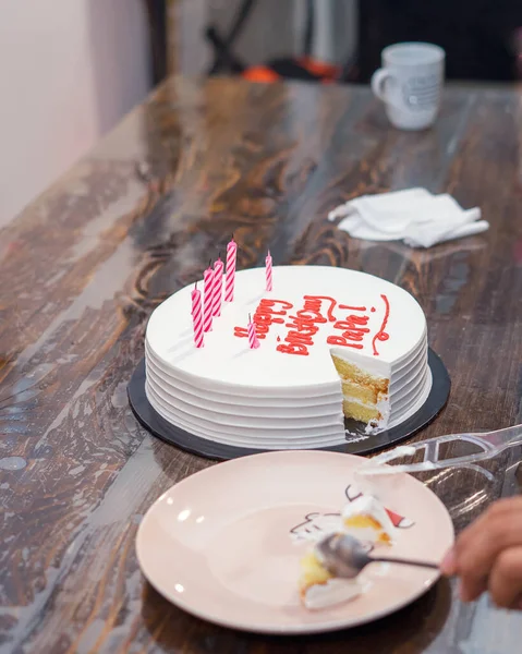 お父さんの誕生日ケーキはテーブルの上に Happy Birthday Papa と書いてあります ケーキの上のキャンドル — ストック写真
