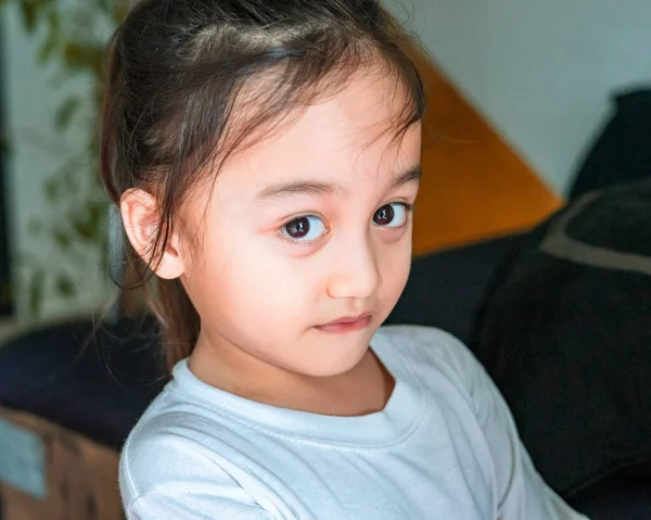 Retrato Pequena Menina Asiática Com Rabo Cavalo Cabelo Olhando Para — Fotografia de Stock