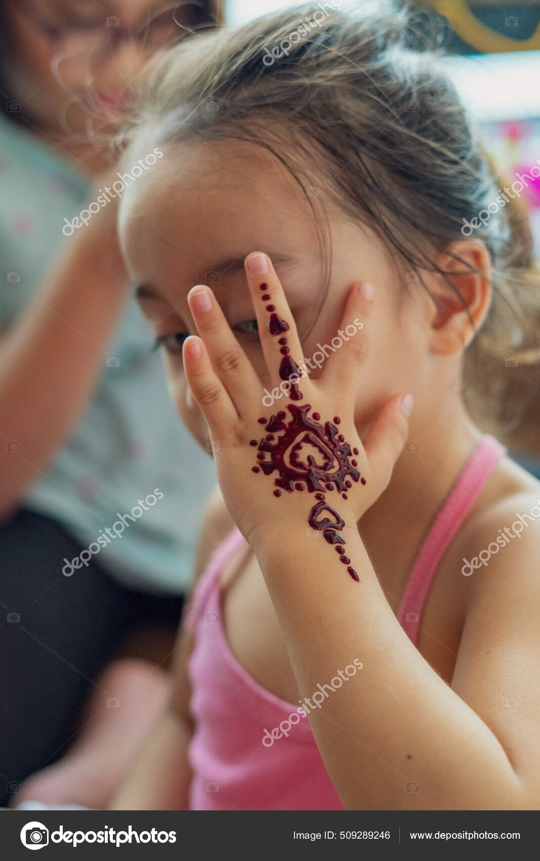 Photo Floue D ornements Henne Sur Visage Couverture Main Petite Fille Photo de stock par ellinnur 509289246