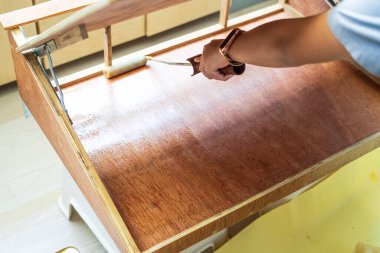 Tahtaya silindirle poliüretan uygulamak.