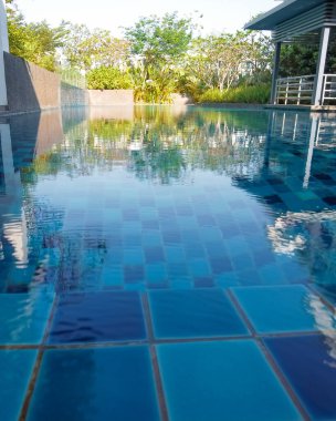 Su havuzu avluda, apartman kompleksinde..