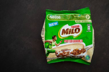 Kuala Lumpur, Malezya - Mar 2021: Milo protein granola yulaf ve buğday paketi. Milo, Nestle 'nin bir ürünü..