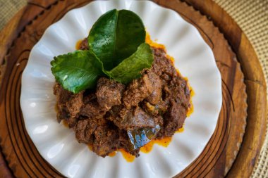 Rendang Daging veya sığır eti rendang. Geleneksel yemek genellikle bayram sırasında servis edilir..