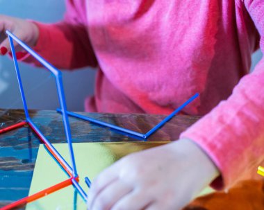 Sıcak yapıştırıcılı renkli plastik çubuklar yapıyorlar. Geometrik figürler oluşturmak ve evde matematik öğrenmek eğlenceli.