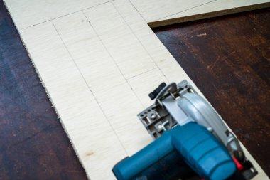 Ahşap çalışıyor. Kaliteli kereste, kullanıma hazır. elektrik dairesel testere kereste üzerinde.