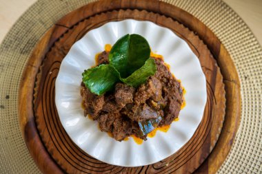 Rendang Daging veya sığır eti rendang. Geleneksel yemek genellikle bayram sırasında servis edilir..