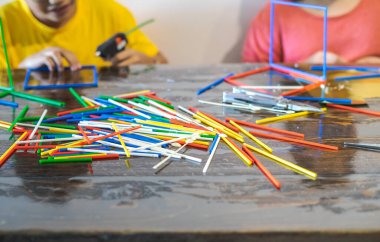 Renkli plastik çubuklarla inşa ediliyor. Geometrik figürler yapmak ve evde matematik öğrenmek eğlenceli. homeschool.